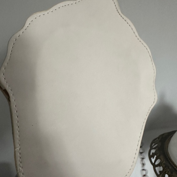 Elegant Cupcake Crossbody Bag - Picture 3 of 6